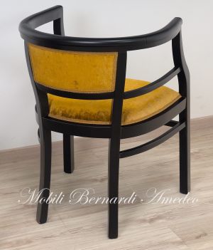Poltroncina a pozzetto stile Liberty in legno colore nero con tessuto velluto oro